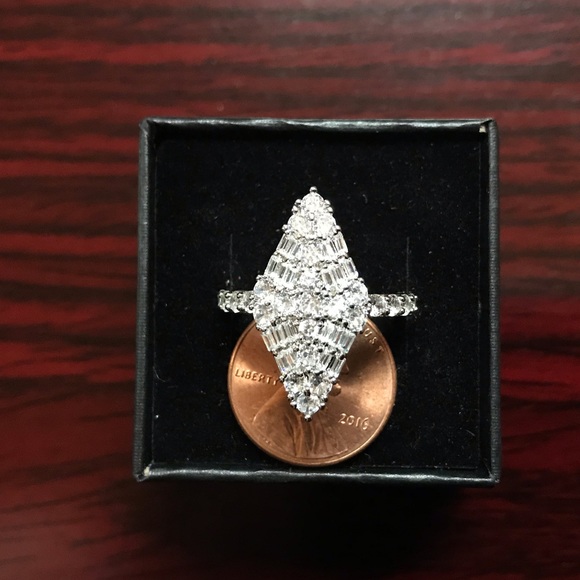 Beautiful Diamond Shaped White Sapphire Ring! - Picture 4 of 5